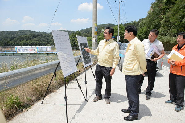 ▲ 이춘희 세종시장이 연서면 용암저수지를 찾아 저수율 등 현황을 보고받고 있다.ⓒ세종시