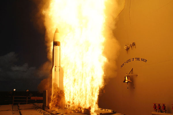 ▲ 2000년부터 2014년까지 美태평양 함대에서 탄도미사일 방어를 맡았던 이지스 순양함 '이리호' 함이 SM-3 미사일을 발사하는 모습. 이지스 구축함 '존 폴 존스' 함은 '이리호' 함의 후임이다. ⓒ위키피디아 공개사진.