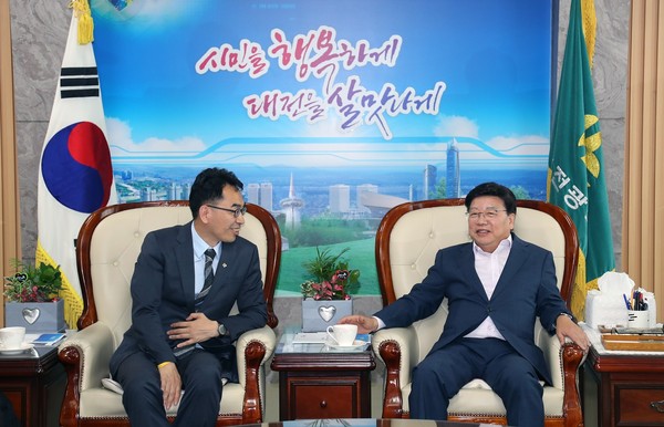 하승찬 청와대 사회혁신수석이 23일 대전시장실에서 권선택 대전시장과 만나고 있다.ⓒ대전시