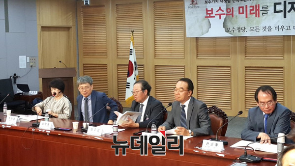 ▲ 이날 발제와 토론을 맡은 패널들의 모습이다. ⓒ뉴데일리 임재섭 기자