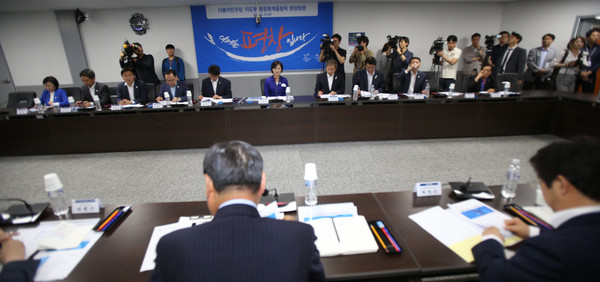 민주당 지도부가 23일 평창올림픽 조직위원회를 방문한 모습. ⓒ뉴시스
