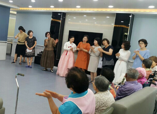 ▲ ‘시낭송 반’이 21일 요양원을 방문해 감성적인 시낭송으로 일상에 지친 어르신들을 위로했다.ⓒ대현도서관