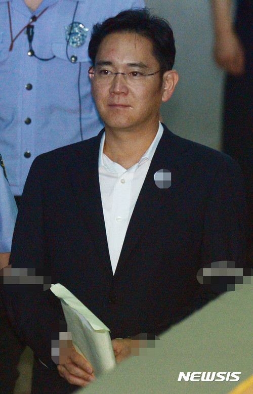 ▲ 공판에 참석하기 위해 법정에 들어서는 이재용 삼성전자 부회장. ⓒ 사진 뉴시스