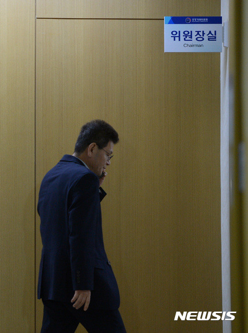 ▲ 올해 2월 3일, 박영수 특별검사팀이 정부세종청사 공정거래위원회 부위원장실 등을 전격 압수수색한 가운데 한 공정위 직원이 통화를 하며 위원장실로 들어가고 있다. ⓒ 사진 뉴시스