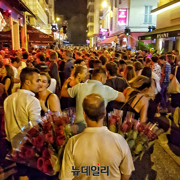 ▲ 프랑스 칸, '성 요한 전야제 뮤직 페스티벌'에 등장한 '개구쟁이 요정 로빈'? ⓒ 뉴데일리 이종현 기자