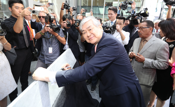 ▲ 조양호 한진그룹 회장이 초석(Corner Stone)에 친필 사인을 하고 있는 모습.ⓒ한진그룹