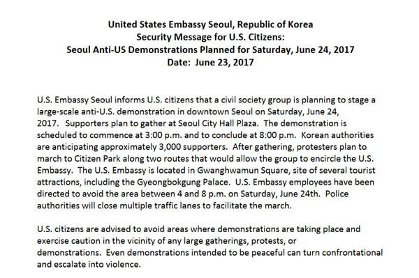 ▲ 주한 美대사관이 지난 23일 한국 내 미국인과 미국인 관광객들에게 "24일 오후 광화문 일대에 접근하지 말라"고 경고했다. ⓒ주한 美대사관 경고문 캡쳐.