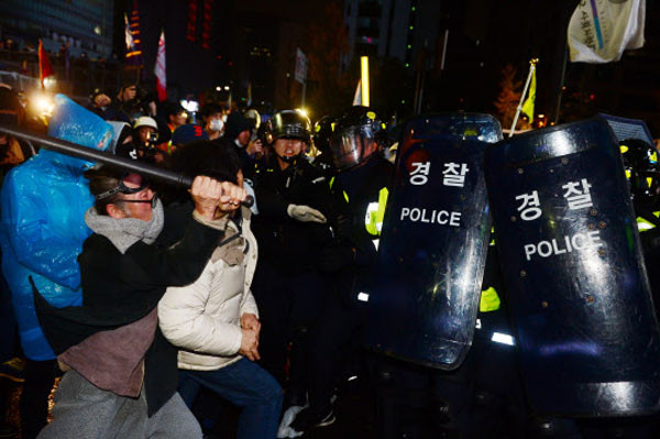 2015년 11월 '평화시위'를 표방하던 '민중총궐기'는 시위 몇 시간만에 이렇게 변질됐다. ⓒ뉴시스. 무단전재 및 재배포 금지.