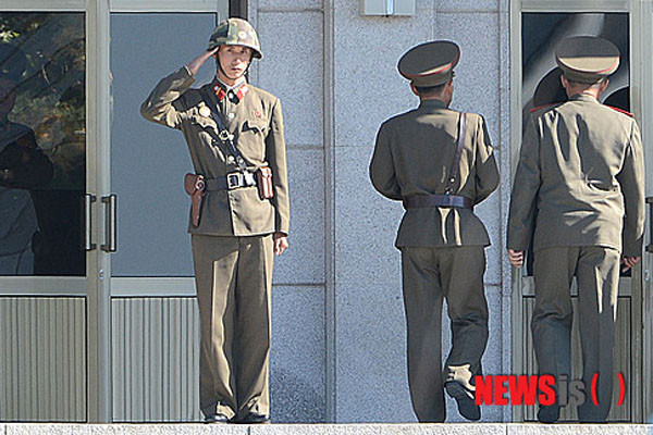 ▲ 지난 5월부터 운송체계 문제 때문에 북한군 식량보급체계가 바뀌었다고 '자유아시아방송'이 보도했다. 사진은 판문점의 북한군들. ⓒ뉴시스. 무단전재 및 재배포 금지.