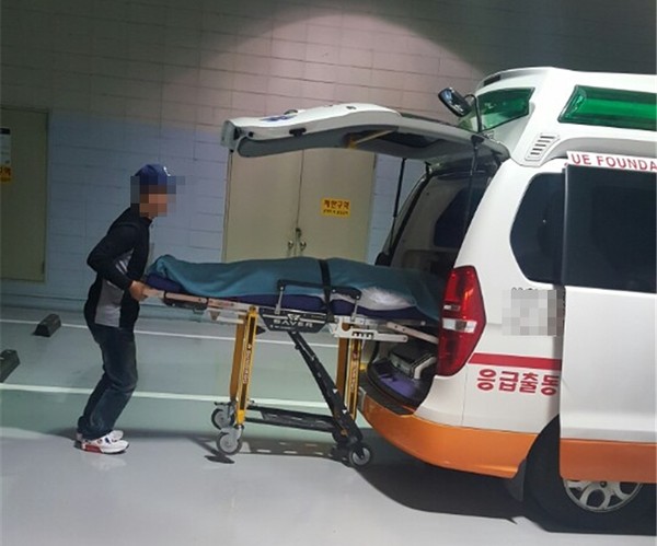 ▲ 지난 5월 사설구급차 기사가 서울의 한 병원장례식장으로 시신을 운송하고 있다. 사진을 보면 시신은 시트로 감싸져있고, 그 위에 담요를 덮어놓았다. 사진 뉴데일리DB