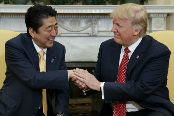도널드 트럼프 미국 대통령이 지난 2월 백악관에서 아베 신조 일본 내각총리대신과 만나 19초 동안 악수를 나누고 있다. ⓒ뉴시스 사진DB