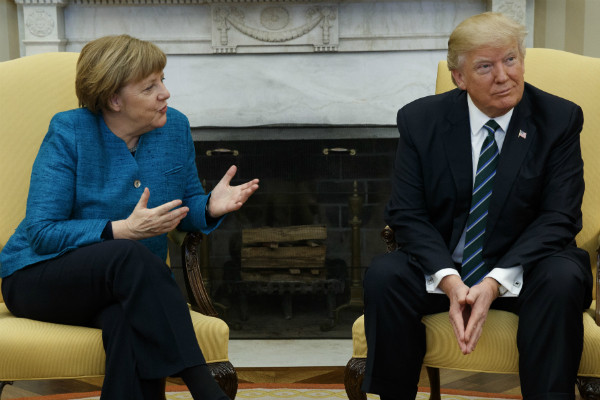 ▲ 도널드 트럼프 미국 대통령이 지난 3월 백악관에서 앙겔라 메르켈 독일 총리의 악수 여부를 묻는 질문에 딴청을 피우고 있다. ⓒ뉴시스 사진DB