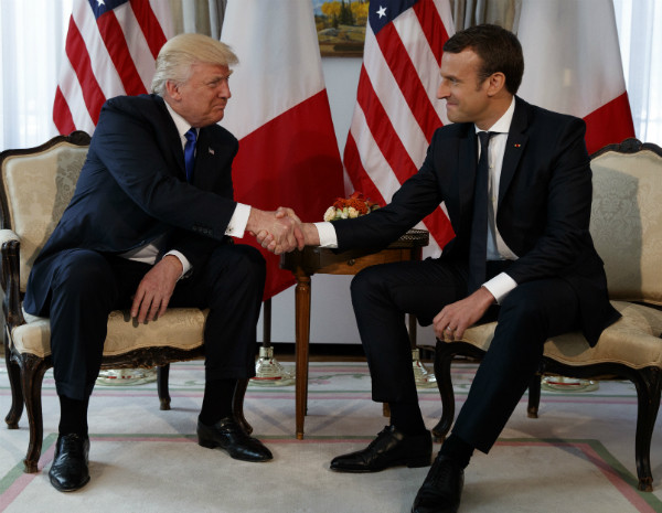 도널드 트럼프 미국 대통령이 지난달 벨기에 브뤼셀의 미국대사관에서 에마뉘엘 마크롱 프랑스 대통령과 만나 서로 이를 악물고 악수를 나누고 있다. ⓒ뉴시스 사진DB