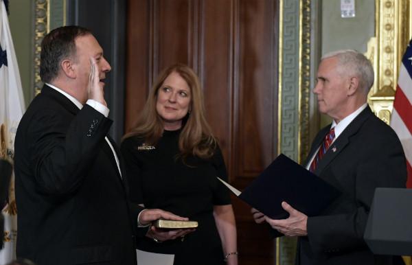 ▲ 마이크 폼페오 CIA국장이 지난 1월 백악관에서 마이크 펜스 부통령이 지켜보는 가운데 성경에 손을 얹고 취임선서를 하고 있다. 폼페오 국장은 지난 23일(현지시각) 보도전문채널 MSNBC에 출연해 트럼프 대통령의 머릿속이 북한으로 가득차 있으며, 북한의 동향과 미국의 대응에 관한 일일보고를 받고 있다고 밝혔다. ⓒ뉴시스 사진DB