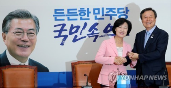 ▲ 추미애 더불어민주당 대표와 도종환 문화체육관광부 신임장관ⓒ연합뉴스