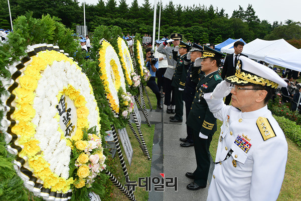 ▲ 25일, 한국자유총연맹 부산광역시지부는 오전 9시 30분 부산 유엔기념공원에서 6.25전쟁 67주년 유엔전몰용사 추모제를 열었다. ⓒ뉴데일리 정상윤 기자