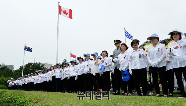 ▲ 6.25 전쟁 발발 67주년인 25일, 한국자유총연맹 부산광역시지부는 오전 9시 30분 부산 유엔기념공원에서 6.25전쟁 67주년 유엔전몰용사 추모제를 열었다. UN전몰용사 헌화를 기다리는 연맹 소속 회원들. ⓒ뉴데일리 정상윤 기자