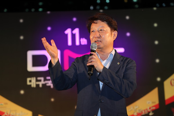 ▲ 권영진 대구시장이 지난 23일 열린 DIMF 개막식에서 축사를 하고 있다. 그는 DIMF가 글로벌 축제로 발전할 수 있도록 집중 지원할 것이라고 말했다.ⓒ대구시