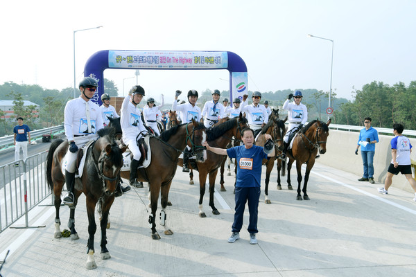 ▲ 이번 대회는 ‘말의 도시’ 영천을 알리기 위해 20필의 말이 고속도로를 달리는 이색적인 장면을 연출해 참가자의 눈길을 끌었다.ⓒ영천시