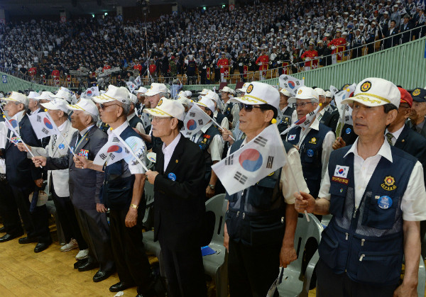 ▲ 참전용사들이 25일 서울 잠실실내체육관에서 열린 제67주기 6·25 행사에서 『아아 잊으랴 어찌 우리 이날을, 조국의 원수들이 짓밟아오던 날을…』로 시작되는 6·25의 노래를 제창하고 있다. ⓒ뉴시스 사진DB