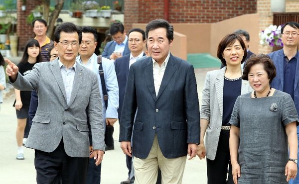 ▲ 이시종 충북도지사가 24일 충북을 방문한 이낙연 총리를 안내하고 있다.ⓒ충북도