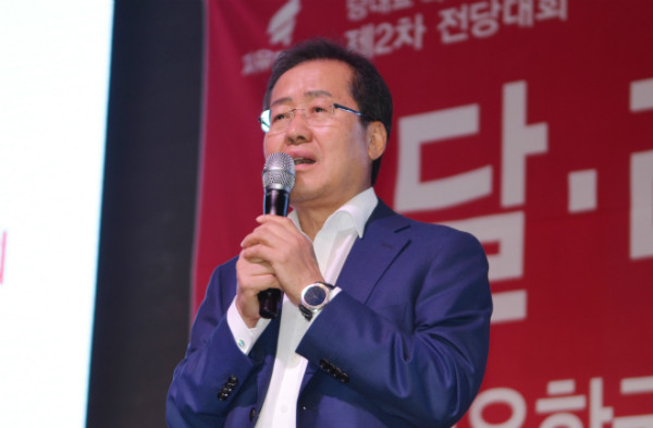 ▲ 자유한국당 홍준표 당대표후보가 25일 부산항 여객터미널에서 열린 한국당 전당대회 부산·울산·경남권역 합동연설회에서 연설을 하고 있다. ⓒ뉴시스 사진DB