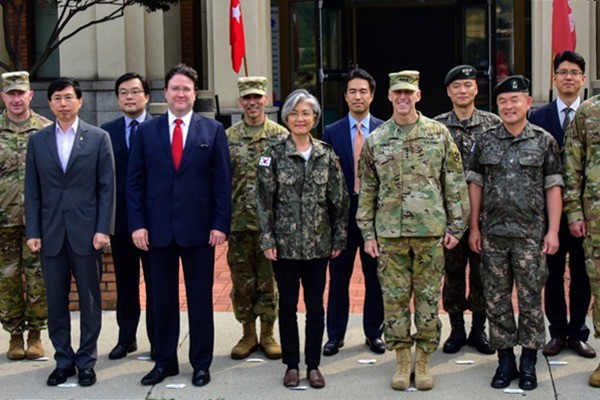 ▲ 강경화 외교부 장관이 한·미 정상회담을 앞두고 주한미군 2사단 한·미 연합사단을 방문해 한·미 동맹의 중요성을 강조했다. 사진은 강경화(앞줄 가운데) 외교부 장관이 관계자들과 기념촬영을 하고 있다.ⓒ외교부