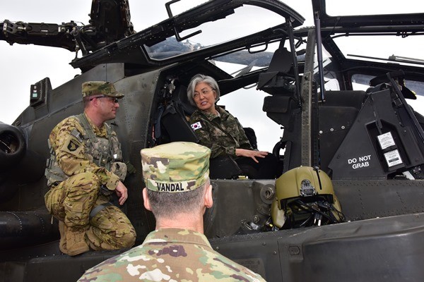 ▲ 강경화 외교부 장관이 공격용 헬기인 아파치에 올라 관계자의 설명을 듣고 있다.ⓒ외교부