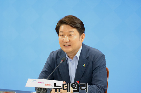 ▲ 권영진 대구시장이 26일 오전 대구시청 상황실에서 민선3주년 기자간담회를 갖고 지난 3년간 시정 성과를 밝히고 있다.ⓒ뉴데일리