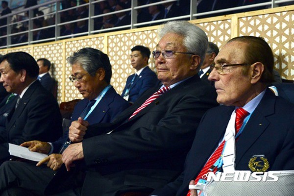▲ 장웅(오른쪽에서 두 번째) IOC 위원이 24일 오후 전북 무주군 태권도원 T1경기장에서 열린 '2017 무주 WTF 세계태권도선수권대회' 개막식에 참석해 자리하고 있다.ⓒ뉴시스. 무단전재 및 재배포 금지