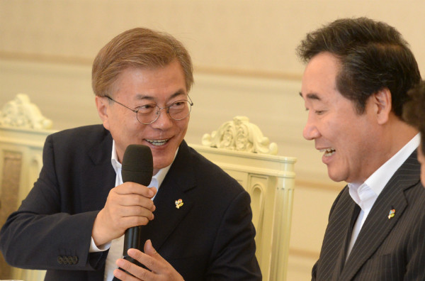 ▲ 문재인 대통령(사진 왼쪽)은 미국 출국을 이틀 앞둔 26일, 이낙연 국무총리(오른쪽)를 청와대로 불러 오찬을 함께 했다. ⓒ뉴시스 사진DB(자료사진)