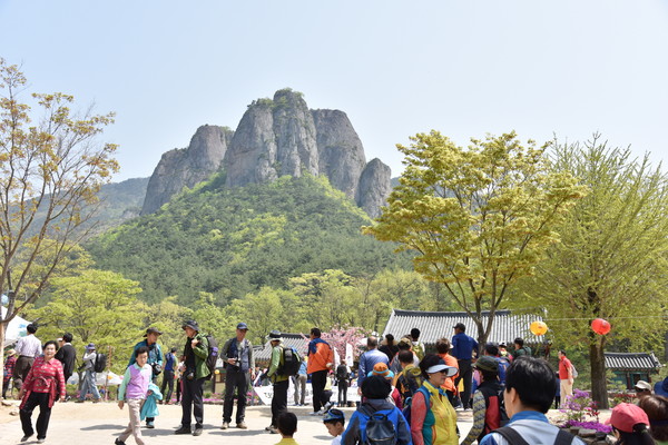 ▲ 지난 5월1일 청송 유네스코 세계지질공원(Cheongsong UNESCO Global Geopark) 선정 후 이곳을 찾는 관광객이 늘고 있다. 사진은 청송 주왕산.ⓒ청송군