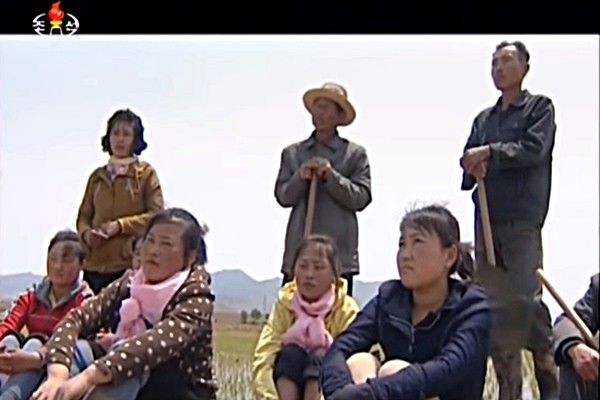 최근 북한 당국의 과중한 과제 부여에 주민들이 한 달 수입의 3분의 1을 상납하는 등 고통 받고 있는 것으로 알려졌다. 사진은 북한의 한 협동농장에 동원된 주민들의 모습.ⓒ北선전매체 보도영상 화면캡쳐