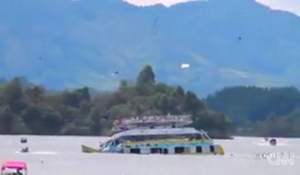 ▲ 지난 25일(현지시간) 콜롬비아 구아타페 호수에서 유람선 '엘 알미란테' 호가 침몰하는 모습. ⓒ美CNN 관련보도 화면캡쳐-SNS 확산영상