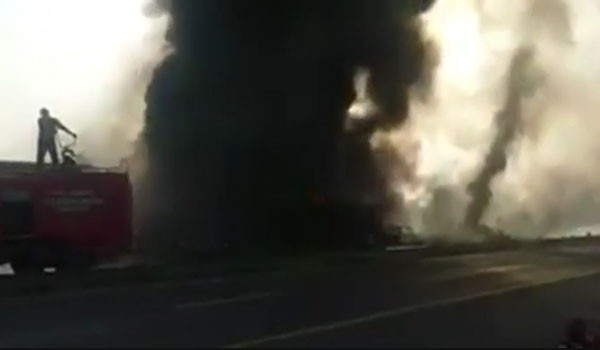 ▲ 파키스탄 유조차 폭발 사고 직후의 모습. ⓒ英BBC 관련보도 화면캡쳐-SNS 게재 영상.
