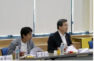 ▲ 주영섭 중소기업청장(우)과 전명근 충북대 창업지원단장(좌)이 현장의 목소리를 듣고 있다.ⓒ충북대