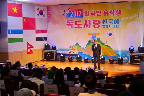 ▲ 홍덕률 대구대 총장이 한국어 말하기대회에서 인사말을 하고 있다.ⓒ대구대