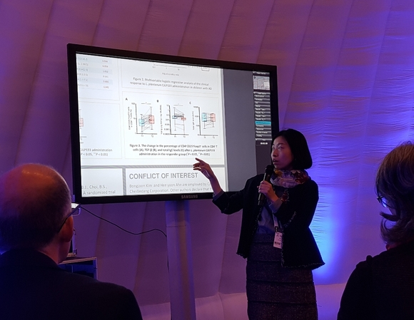 ▲ CJ제일제당과 공동으로 김치유산균 임상시험을 진행한 삼성서울병원 김지현 교수가 지난 6월 20일 핀란드 헬싱키에서 열린 2017 유럽알레르기학술대회에서 ‘김치에서 추출한 피부유산균 CJLP133의 아토피피부염 개선 효과’에 대한 발표를 하고 있다. ⓒCJ제일제당