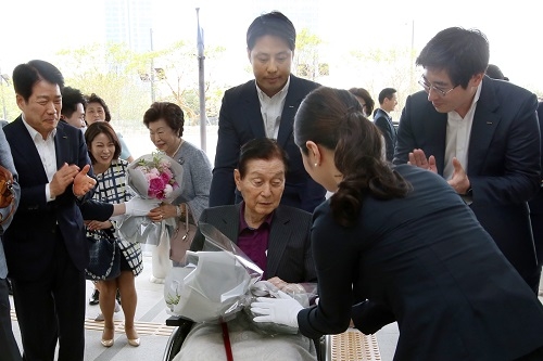 ▲ 지난 5월3일 롯데월드타워를 찾은 신격호 명예회장에게 임직원들이 꽃다발을 증정하고 있다. ⓒ롯데