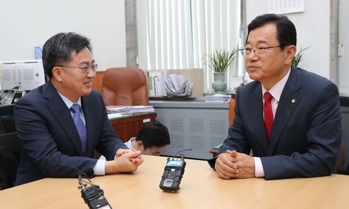 ▲ 김동연(왼쪽) 경제부총리 겸 기획재정부 장관이 26일 서울 여의도 국회에서 추경 설명을 위해 자유한국당 이현재 정책위의장을 찾아 대화를 하고 있다. ⓒ 뉴시스