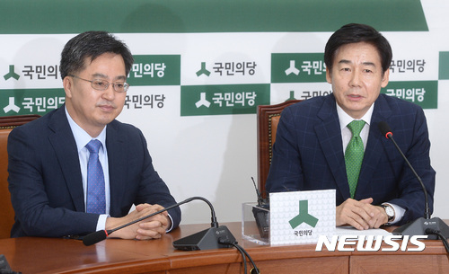 ▲ 김동연 경제부총리 겸 기획재정부 장관이 26일 오전 서울 여의도 국회 국민의당 원내대표실에서 이용호 정책위의장과 이야기를 나누고 있다. ⓒ 뉴시스