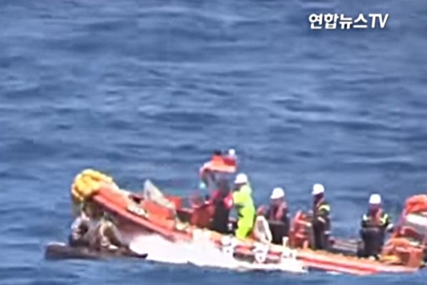 ▲ 한국 해경이 최근 동해안에서 표류 중이던 북한 선박과 선원들을 구조했다고 통일부가 27일 밝혔다. 사진은 북한 선원 구조관련 '연합뉴스TV' 보도 일부.ⓒ'연합뉴스TV' 보도영상 화면캡쳐