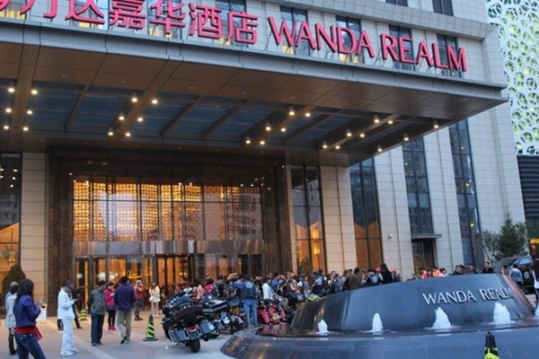 ▲ 중국 단둥(丹東)에 위치한 한 호텔에서 북한 종업원 고용을 중단한 것으로 알려졌다. 사진은 中'완다그룹'이 단둥에서 운영 중인 호텔 입구 모습.ⓒ中'완다그룹' 홈페이지 캡쳐