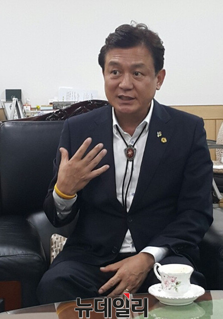 ▲ 김병우 충북교육감이 26일 집무실에서 취임 3주년에 대해 설명하고 있다.ⓒ김정원 기자