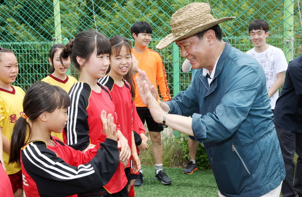 ▲ 김병우 충북교육감이 지난 25일 충북 보은 체육공원에서 열린 설암 김천호배 동아리축구대회에서 어린 학생들과 손을 맞추고 있다.ⓒ충북교육청