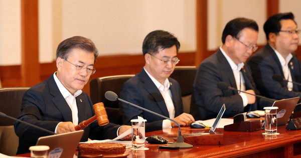 ▲ 문재인 대통령이 27일 청와대 본관 세종실에서 열린 제28차 국무회의를 주재하고 있다. ⓒ청와대 제공