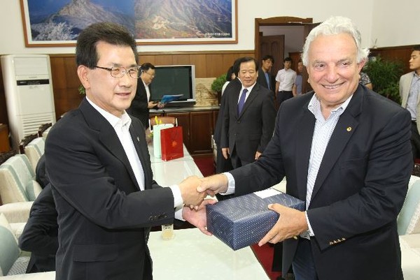 ▲ 프란시스코 리치비티 스포츠어코드컨벤션 회장이 27일 충북도청을 방문해 이시종 도지사와 악수를 나누고 있다.ⓒ충북도