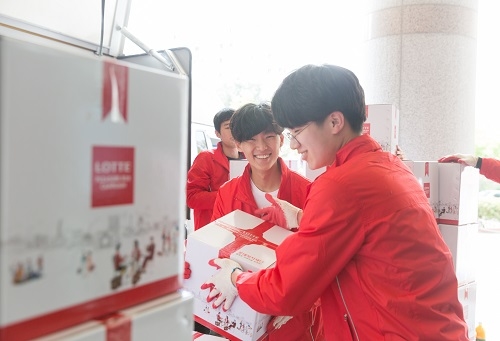 ▲ '롯데 플레저 박스 캠페인'에 동참한 청년들이 박스 포장을 하고 있다. ⓒ롯데