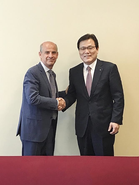 ▲ 한국수출입은행은 아프리카 최대 가스전사업인 모잠비크 코랄 사우스 FLNG 사업에 10억달러를 지원하는 내용의 금융계약을 체결했다고 27일 밝혔다. 오른쪽 수출입은행 최종구 행장. ⓒ 수출입은행