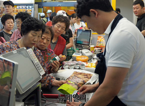 ▲ 노브랜드에서 제품을 구매하는 고객들. ⓒ이기륭 기자